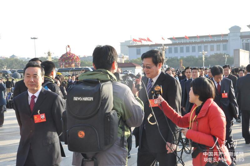 11月8日，媒體記者在人民大會堂門前採訪18大代表。人民網記者 文鬆輝攝