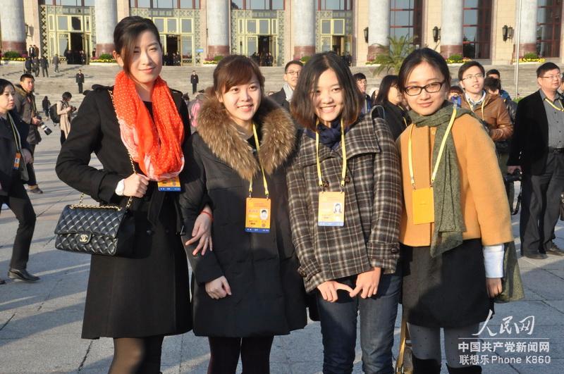 11月8日，女記者們在人民大會堂前合影，用青春燦爛的笑容迎接第十三個中國記者節以及中國共產黨第十八次全國代表大會在北京人民大會堂開幕。人民網記者 文鬆輝攝