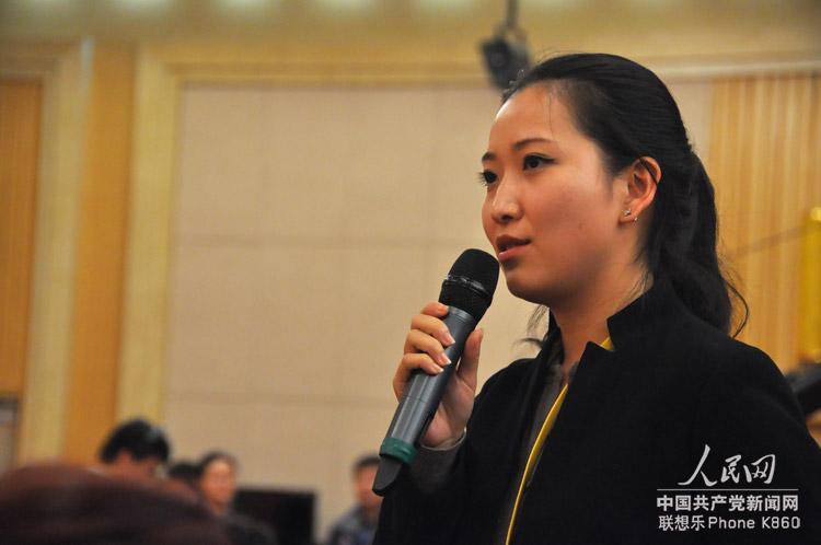 新華社、新華網、新華新聞電視網記者現場提問 (人民網 張啟川 攝)