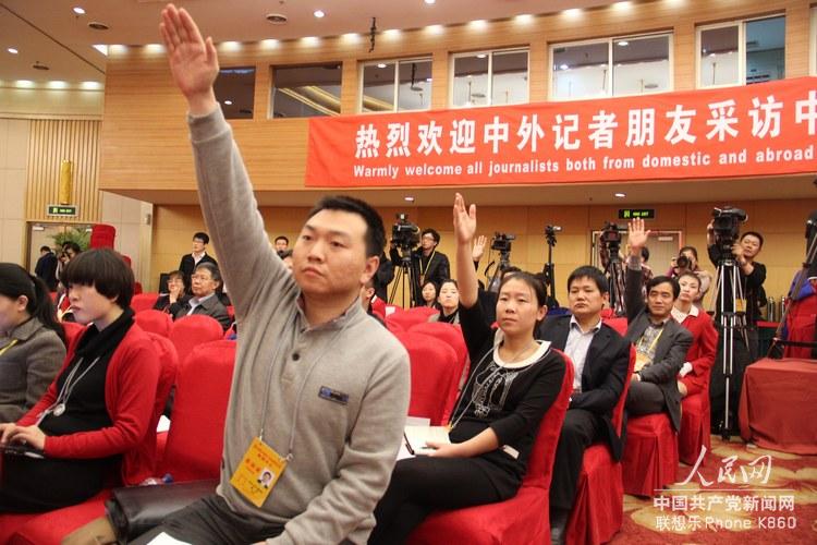 現場記者踴躍提問。人民網 毛雷 攝