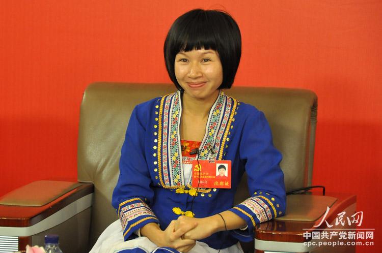圖:廣西壯族自治區平果縣希望小學校長周標亮參加“中國的教育公平”網絡訪談。(人民網 張啟川 攝)