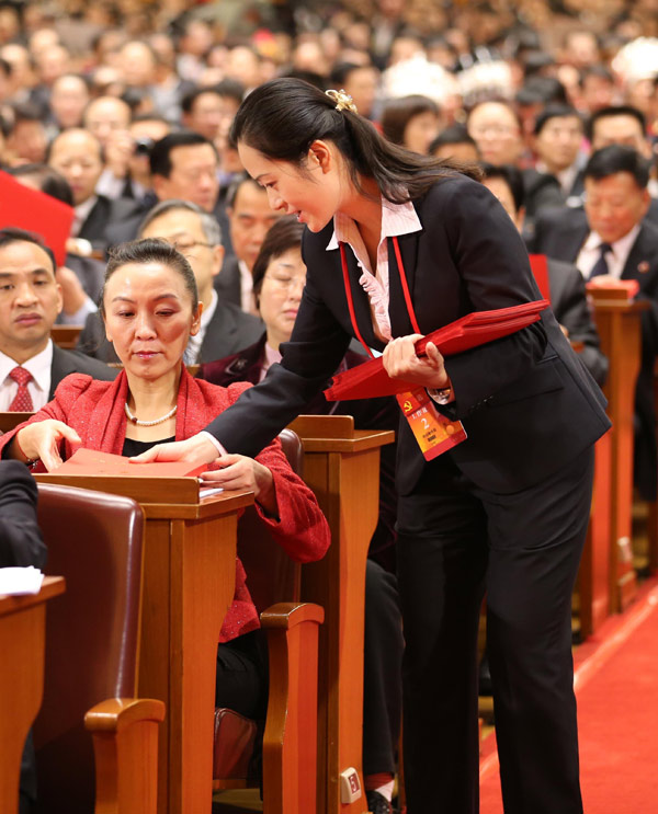 11月14日，中國共產黨第十八次全國代表大會閉幕會在北京人民大會堂舉行。這是工作人員在發選票。新華社記者姚大偉攝