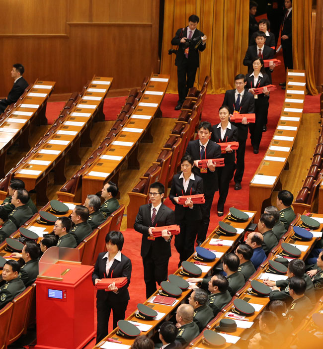  11月14日，中國共產黨第十八次全國代表大會閉幕會在北京人民大會堂舉行。這是工作人員手捧選票進入會場。新華社記者 丁林 攝