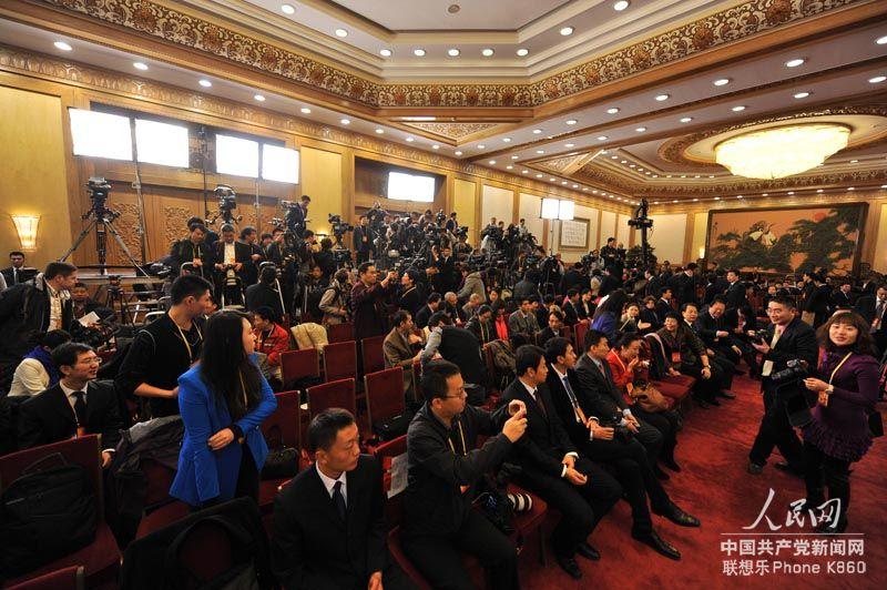 10點剛過見面會現場已經坐滿記者(人民網 翁奇羽 攝)