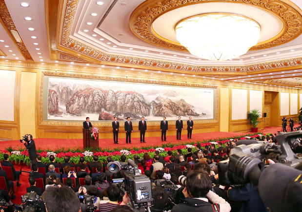     11月15日，剛剛在中共十八屆一中全會上當選的中共中央總書記習近平和中央政治局常委李克強、張德江、俞正聲、劉雲山、王岐山、張高麗在北京人民大會堂同採訪十八大的中外記者親切見面。新華社記者陳建力攝 