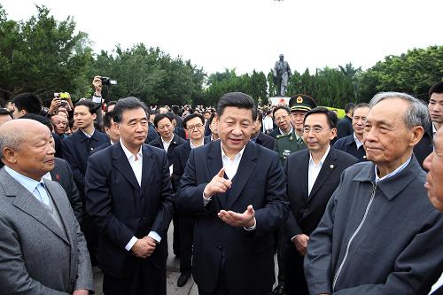 2012年12月7日至11日，中共中央總書記、中央軍委主席習近平在廣東省考察工作。這是習近平在深圳蓮花山公園與當年參與特區建設的老同志交談。
