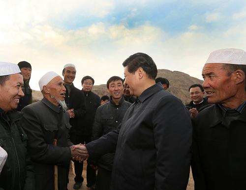 2013年2月3日，中共中央總書記、中共中央軍委主席習近平沿著陡峭山路來到山大溝深的臨夏回族自治州東鄉族自治縣布楞溝村看望東鄉族群眾。圖為習近平和村民們熱情握手。