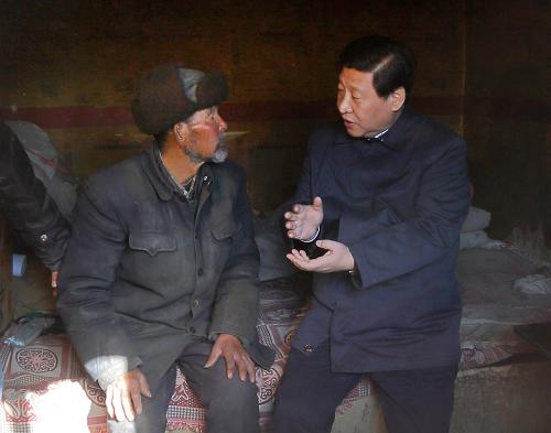 2013年2月3日，中共中央總書記、中共中央軍委主席習近平來到海拔2400多米、人均純收入1400多元的定西市渭源縣田家河鄉元古堆村看望困難群眾。圖為習近平和八旬老黨員馬崗親切交談，了解生產生活情況。
