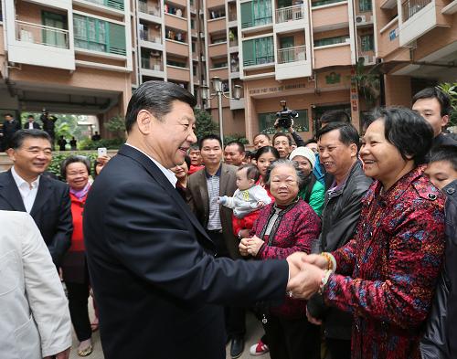 2012年12月7日至11日，中共中央總書記、中央軍委主席習近平在廣東省考察工作。這是習近平在深圳羅湖區南湖街道漁民村社區考察時與居民握手交談。