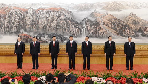 2012年11月15日，剛剛在黨的第十八屆中央委員會第一次全體會議上當選的中共中央總書記習近平和中共中央政治局常委李克強、張德江、俞正聲、劉雲山、王岐山、張高麗在北京人民大會堂同採訪十八大的中外記者親切見面。
