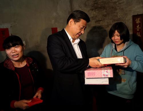 2012年12月7日至11日，中共中央總書記、中央軍委主席習近平在廣東省考察工作。這是習近平在順德黃龍村看望村民張錫堯一家時，向張錫堯的女兒贈送工具書和學習用具。