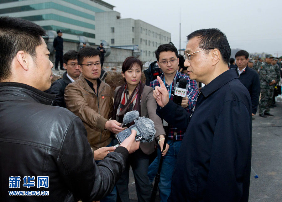 　4月21日清晨，中共中央政治局常委、國務院總理李克強在四川蘆山“4·20”地震震中災區接受記者採訪時說，下一步抗震救災要抓緊時間，抓住時機，開展關鍵性工作。把救人放在第一位，盡可能減少死亡率，減輕傷殘?！　⌒氯A社記者黃敬文攝