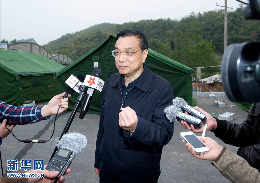 　4月21日清晨，中共中央政治局常委、國務院總理李克強在四川蘆山“4·20”地震震中災區接受記者採訪時說，下一步抗震救災要抓緊時間，抓住時機，開展關鍵性工作。把救人放在第一位，盡可能減少死亡率，減輕傷殘?！　⌒氯A社記者黃敬文攝
