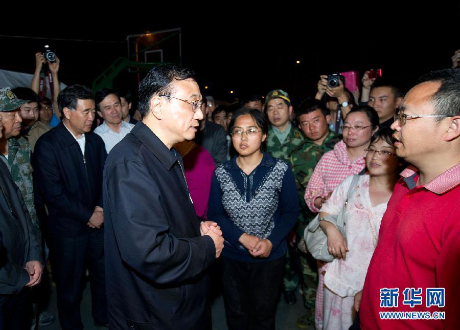   4月20日，中共中央政治局常委、國務院總理李克強抵達四川蘆山地震災區察看災情，部署抗震救災工作。這是李克強在蘆山縣中學安置點看望受災群眾。新華社記者 黃敬文 攝
