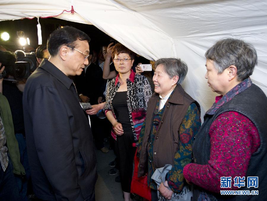    4月20日，中共中央政治局常委、國務院總理李克強抵達四川蘆山地震災區察看災情，部署抗震救災工作。這是李克強在蘆山縣中學安置點看望受災群眾。新華社記者 黃敬文 攝