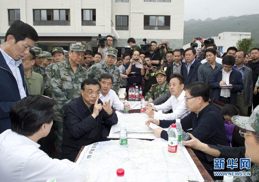   4月20日，中共中央政治局常委、國務院總理李克強抵達四川蘆山地震災區察看災情，部署抗震救災工作。這是李克強在受災嚴重的龍門鄉召開現場會。新華社記者 黃敬文 攝