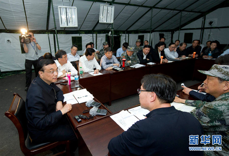   4月20日，中共中央政治局常委、國務院總理李克強抵達四川蘆山地震災區察看災情，部署抗震救災工作。這是李克強在蘆山縣臨時搭建的帳篷裡主持召開抗震救災工作會議。新華社記者 黃敬文 攝