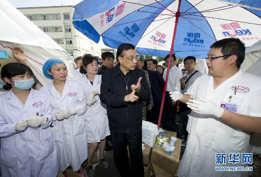    4月20日，中共中央政治局常委、國務院總理李克強抵達四川蘆山地震災區察看災情，部署抗震救災工作。這是李克強在蘆山縣醫院向醫護人員詢問受傷群眾救治情況。新華社記者 黃敬文 攝