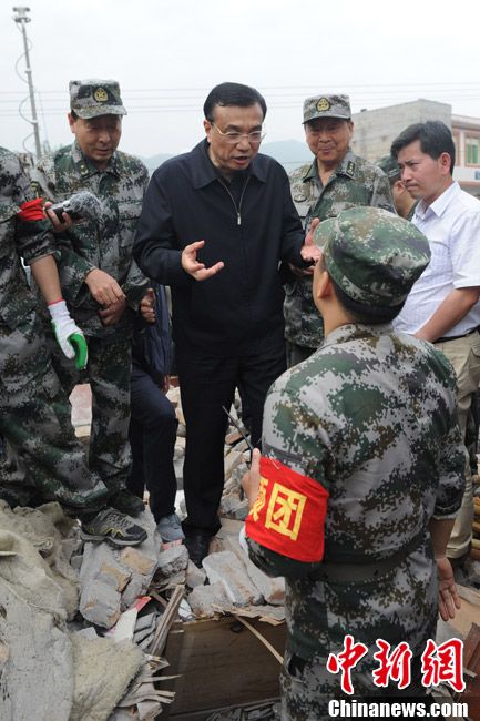 4月20日，中國國務院總理李克強抵達四川蘆山縣地震災區，看望慰問地震傷員並指揮搶險救援。圖為李克強在蘆山縣龍門鄉指揮搶險救援。中新社發 張浪 攝
