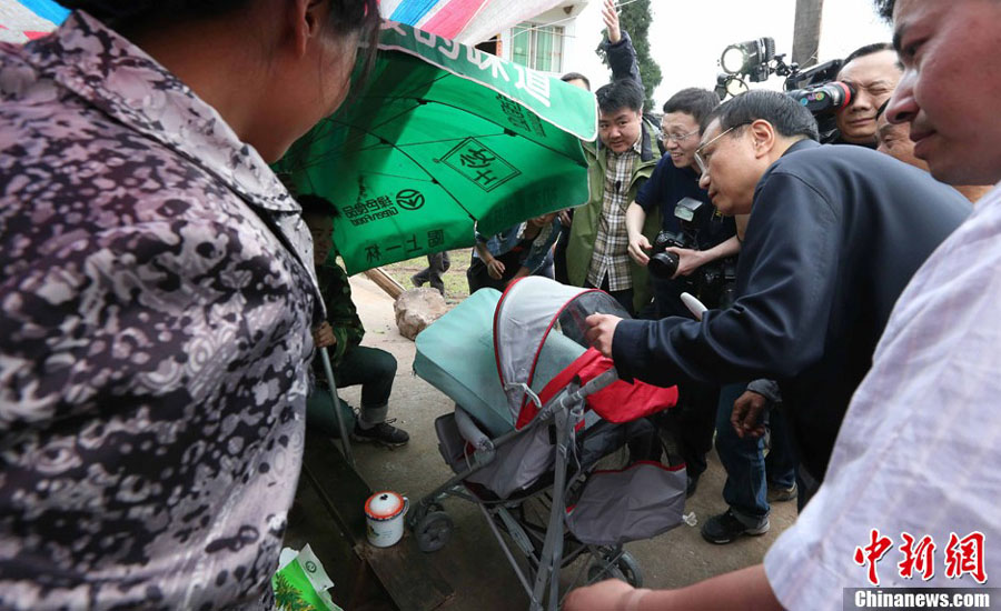 4月20日，四川雅安蘆山縣發生7.0級地震，李克強總理在地震災區看望受災群眾。中新社發 劉應華 攝