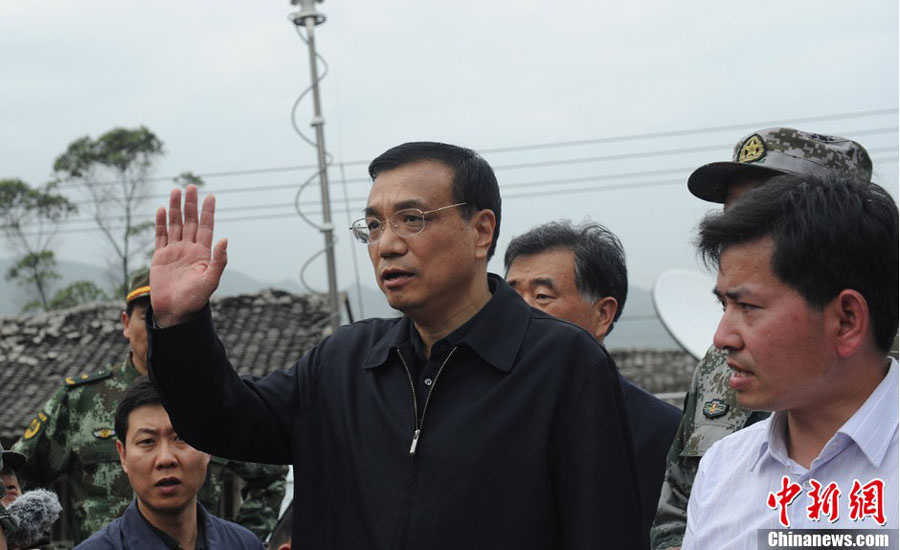 4月20日，中國國務院總理李克強抵達四川蘆山縣地震災區，看望慰問地震傷員並指揮搶險救援。圖為李克強在蘆山縣龍門鄉指揮搶險救援。中新社發 張浪 攝
