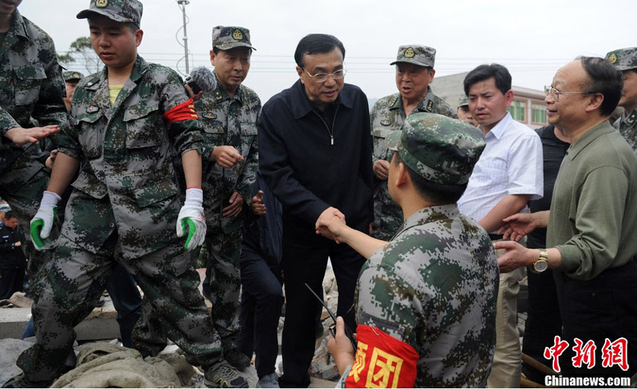 4月20日，中國國務院總理李克強抵達四川蘆山縣地震災區，看望慰問地震傷員並指揮搶險救援。圖為李克強在蘆山縣龍門鄉指揮搶險救援。中新社發 張浪 攝