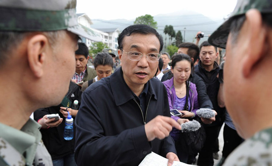 4月20日，中國國務院總理李克強抵達四川蘆山縣地震災區，看望慰問地震傷員並指揮搶險救援。圖為李克強在蘆山縣龍門鄉指揮搶險救援。中新社發 張浪 攝