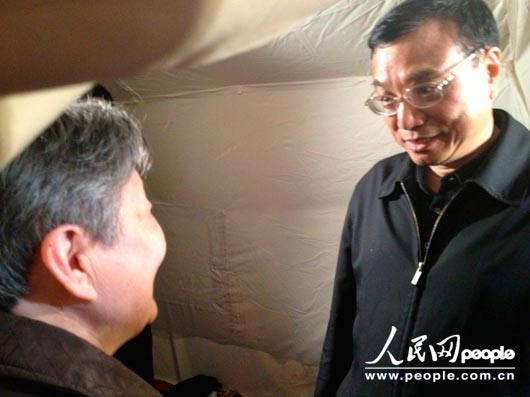 由於災區余震不斷，房屋不安全。李克強在帳篷中叮囑一位老人晚上不要回家住，在帳篷裡堅持一下。人民網記者白真智攝影報道