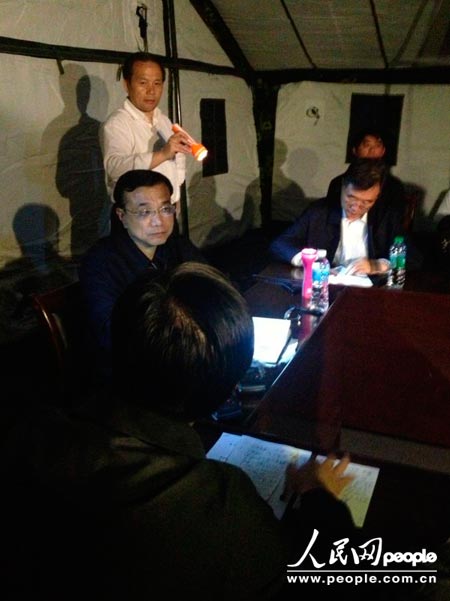 李克強來到蘆山縣龍門鄉政府，現場辦公了解救災情況，打著手電筒部署救災。人民網記者白真智攝影報道