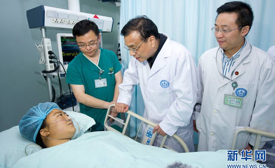    4月21日，中共中央政治局常委、國務院總理李克強來到成都華西醫院，看望在這裡接受治療的蘆山“4·20”地震危重傷員。新華社記者黃敬文攝