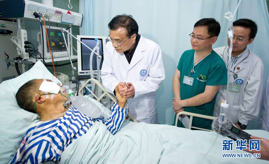 4月21日，中共中央政治局常委、國務院總理李克強來到成都華西醫院，看望在這裡接受治療的蘆山“4·20”地震危重傷員。新華社記者黃敬文攝