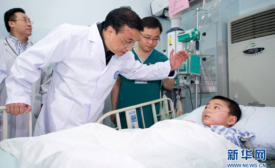  4月21日，中共中央政治局常委、國務院總理李克強來到成都華西醫院，看望在這裡接受治療的蘆山“4·20”地震危重傷員。新華社記者黃敬文攝
