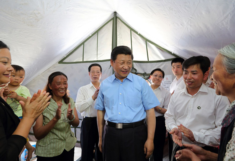 5月21日至23日，中共中央總書記、國家主席、中央軍委主席習近平到四川蘆山地震災區考察，看望慰問受災群眾?！　∵@是5月21日，習近平在蘆山縣體育館安置點一帳篷內詢問受災群眾生活情況。 　　新華社記者蘭紅光攝 