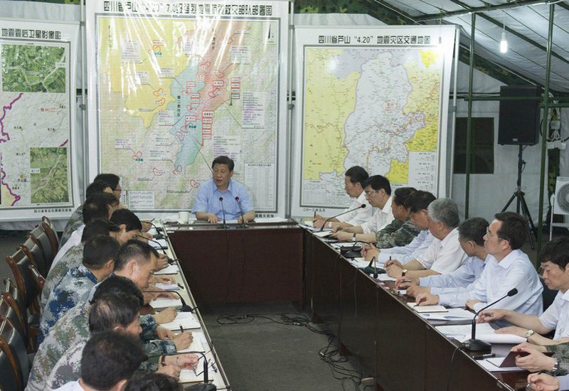 5月21日至23日，中共中央總書記、國家主席、中央軍委主席習近平到四川蘆山地震災區考察，看望慰問受災群眾?！　∵@是5月21日晚上，習近平在帳篷中主持召開抗震救災工作會議。 　　新華社記者黃敬文攝 