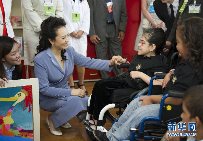 6月3日上午，中國國家主席習近平夫人彭麗媛在欽奇利亞總統母親埃米爾斯的陪同下，參觀哥斯達黎加國家兒童醫院。這是彭麗媛同就醫兒童交流。新華社記者 謝環馳 攝 圖片來源：新華網