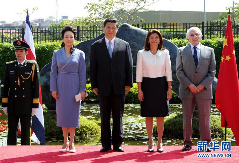 6月3日，哥斯達黎加總統欽奇利亞在總統府舉行儀式，熱烈歡迎中國國家主席習近平對哥斯達黎加進行國事訪問。這是在歡迎儀式上，習近平和夫人彭麗媛與欽奇利亞總統夫婦合影。饒愛民 攝 圖片來源：新華網