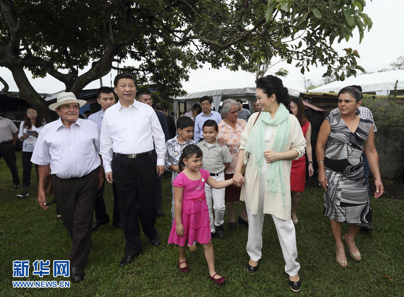 6月3日，正在哥斯達黎加進行國事訪問的國家主席習近平和夫人彭麗媛走訪當地農戶薩莫拉一家。蘭紅光 攝 圖片來源：新華網