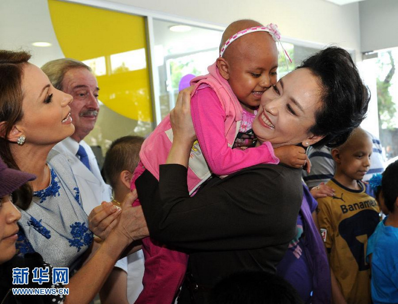 6月4日下午，中國國家主席習近平夫人彭麗媛在墨西哥總統培尼亞夫人裡韋拉陪同下，來到墨西哥城費德裡科·戈麥斯兒童醫院，探望患病兒童。這是彭麗媛同患病兒童親切交流。饒愛民 攝 圖片來源：新華網