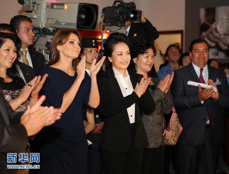 6月5日，中國國家主席習近平夫人彭麗媛在墨西哥總統夫人裡韋拉陪同下，來到墨西哥特萊維薩電視臺電視劇制作中心參觀。新華社記者 丁林 攝 圖片來源：新華網
