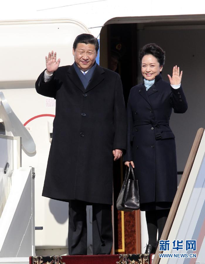 3月22日，國家主席習近平乘專機抵達莫斯科，開始對俄羅斯進行國事訪問。這是習近平與夫人彭麗媛向歡迎人群揮手致意。 丁林 攝 圖片來源：新華網