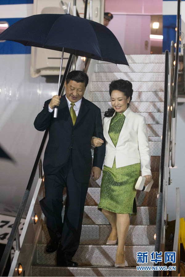 5月31日，國家主席習近平乘專機抵達西班牙港，開始對特立尼達和多巴哥進行國事訪問。特立尼達和多巴哥總統卡莫納夫婦、總理比塞薩爾等到機場迎接習近平和夫人彭麗媛。這是習近平和夫人彭麗媛走下舷梯。新華社記者蘭紅光攝