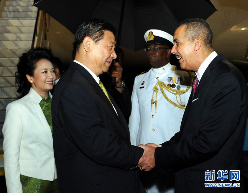5月31日，國家主席習近平乘專機抵達西班牙港，開始對特立尼達和多巴哥進行國事訪問。特立尼達和多巴哥總統卡莫納夫婦、總理比塞薩爾等到機場迎接習近平和夫人彭麗媛。新華社記者饒愛民攝