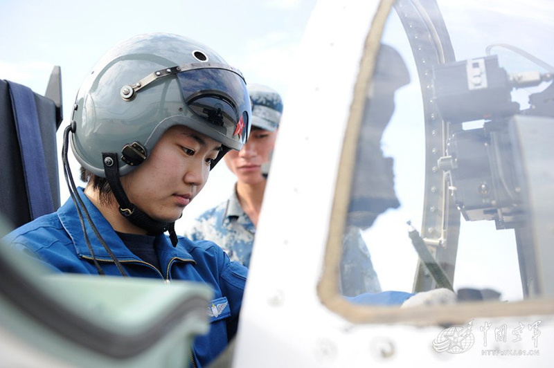 轉機種學習中,一名女學員運動腳部骨折,作為班長的白雪主動背著她上下三樓,每當大家提起這件事,白雪總會說就是偶爾背一背。大家卻異口同聲地說:“對,就是一天偶爾背兩三回,一背就是一個月!卑籽┬呛堑卣f:“我這也是在練體能!眻D為認真操作(林源 攝)