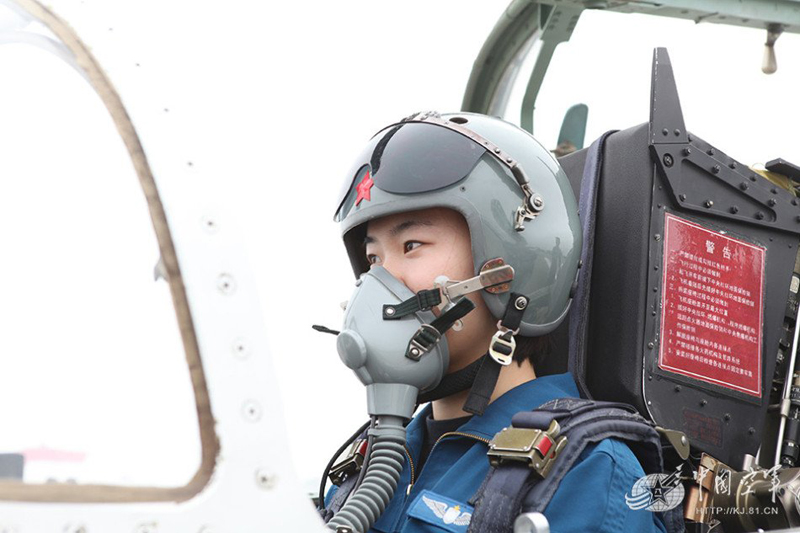 經常自我加壓,主動增加訓練強度,每個人都自覺擠時間,攻弱項。凡是不飛行的天氣,每天早上都進行3000米跑。利用節假日和課余時間開展小指標體育活動,俯臥撐、蹲杠鈴、舉啞鈴……在無氧訓練和有氧訓練不斷轉換中磨練意志,學會堅強。圖為駕駛戰鷹(董亞新 攝)