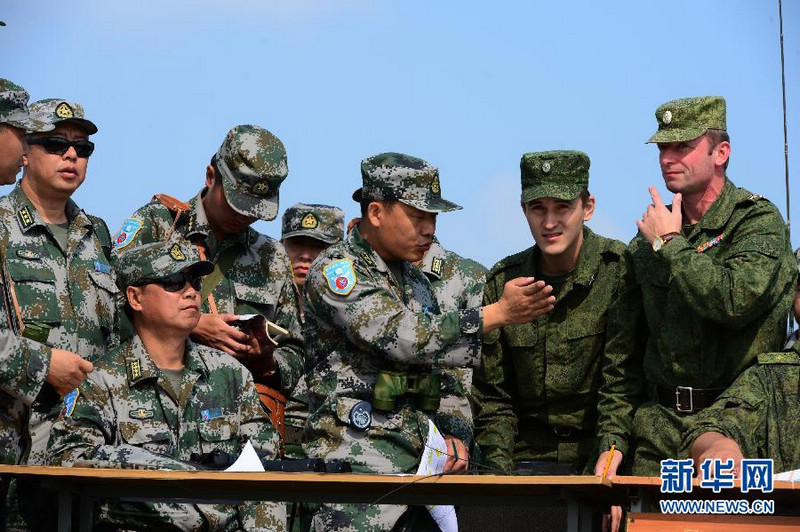 8月6日,在俄羅斯中部軍區切巴爾庫爾合同訓練場,中俄官兵針對聯訓進行研究。 “和平使命—2013”中俄聯合反恐軍事演習戰役籌劃開始,部隊訓練在切巴爾庫爾綜合訓練場展開。8月6日,雙方參演部隊進行了實兵實裝針對性訓練。新華社發(譚長俊 攝)