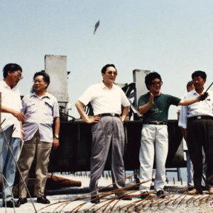 俞正聲同志照片集            1994年，時任山東省委常委、青島市委書記的俞正聲考察青島跨海高速公路的建設情況。