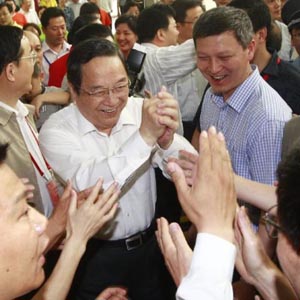 俞正聲同志照片集            2012年6月10日，中共中央政治局委員、上海市委書記俞正聲在第一屆上海市民運動會開幕式上與當地市民交流。