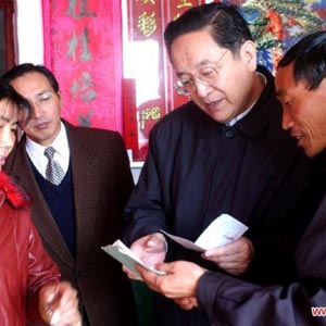 俞正聲同志照片集            2002年1月11日，湖北省委書記俞正聲在考察湖北嘉魚縣時，與當地農民交流。