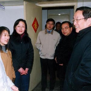 俞正聲同志照片集            2005年5月16日，中共中央政治局委員、湖北省委書記俞正聲在武漢大學學生宿舍與學生們交談。
