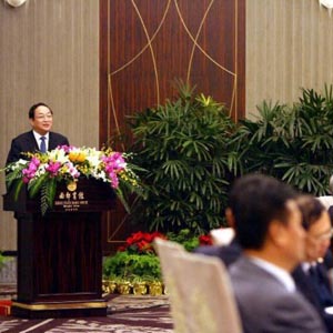 俞正聲同志照片集            2008年12月20日，中共中央政治局委員、上海市委書記俞正聲在為參加第四屆海峽兩岸經濟、貿易和文化論壇的國民黨主席吳伯雄以及國民黨榮譽主席連戰舉行的宴會上發表演講。